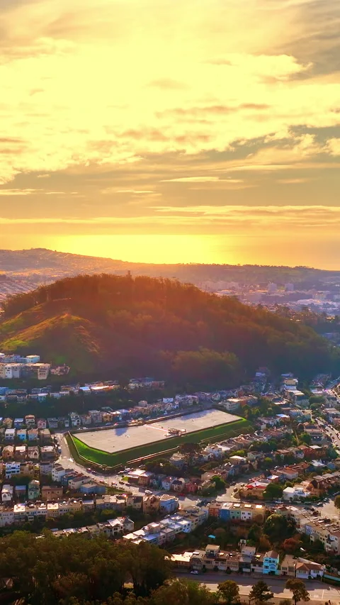Sunset over golden gate park and residential hills Vertical video. Video stock 331320575
