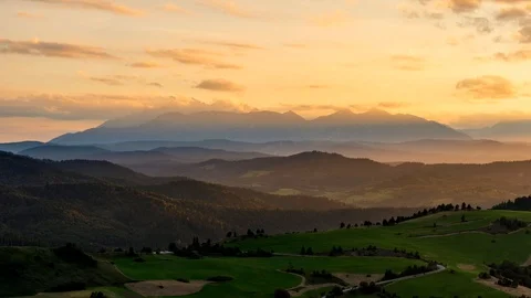 Sunset over high rocky peaks in High Tatras Vídeo Stock 95940804