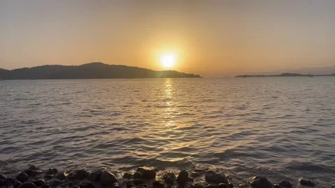 Sunset over the horizon by the beach Stock-Footage 337003034