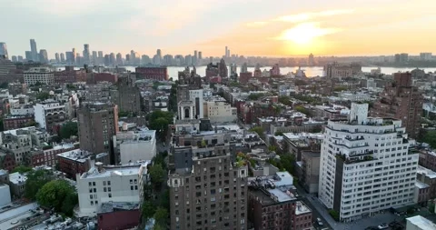 Sunset Over the Hudson River Beyond West Village Rooftops 库存影片 205586730