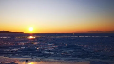 Sunset over the icy surface of the sea 库存影片 123526708