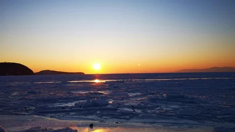 Sunset over the icy surface of the sea 库存影片 123526861
