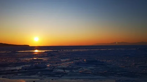 Sunset over the icy surface of the sea Vídeo Stock 123527037