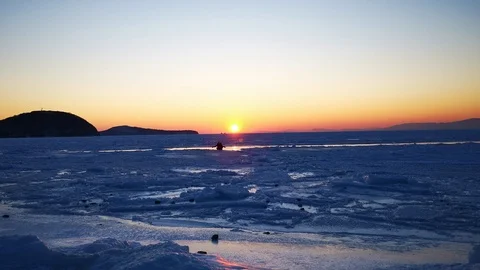 Sunset over the icy surface of the sea 库存影片 123531014