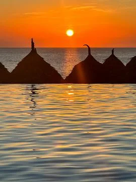 Sunset Over the Indian Ocean with Reflections from a Poolside at Zanzibar Foto stock