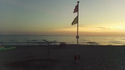 Sunset over an italian beach 動画素材 79924640