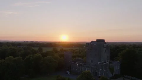 Sunset Over Knappogue Castle and Green Irish Farmland, Drone Flyover Stockbeeldmateriaal 341477782