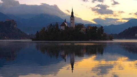 Sunset over Lake Bled and St. Marys Church of the Assumption on island, Slovenia Vidéo 97919132