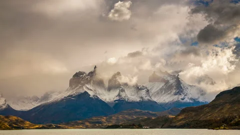 Sunset over the lake Pehoe. Parque Torres del Paine, Patagonia, Chile Video stock 197052336