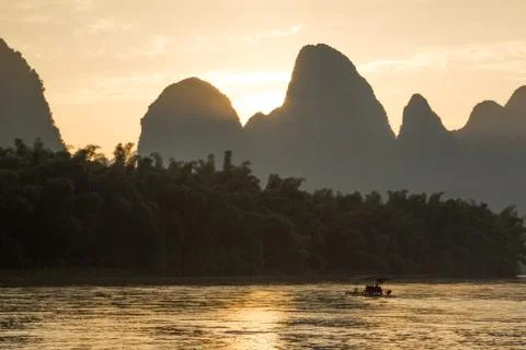 Sunset Over the Li River. Karst Mountains in the Background. Xingping, China 스톡 사진