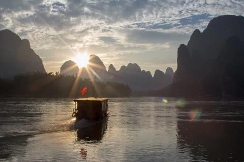 Sunset Over the Li River, Xingping, Yangshuo, China 스톡 사진
