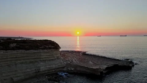 Sunset over limestone cliffs at St. Peter’s Pool Malta 스톡 동영상 327767675