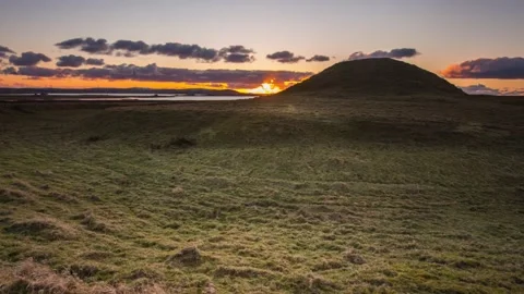 Sunset over Maeshowe in Stenness Orkney 4K Time Lapse Stock-Footage 253194345