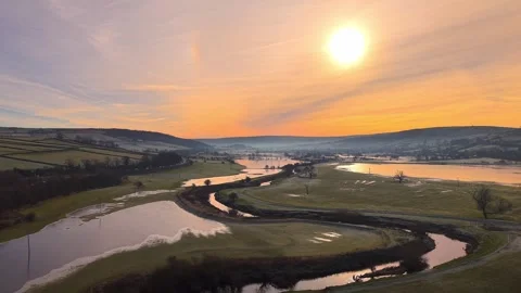 Sunset Over Meandering River and Fields, Stunning Yorkshire Dales Golden Hour Vídeo Stock 294617530