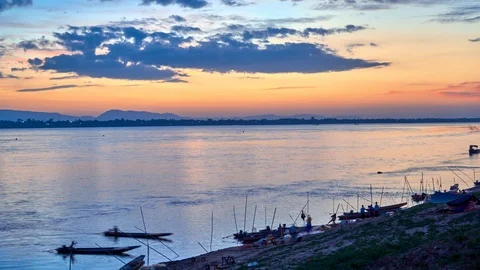 Sunset over Mekong river time lapse Video stock 100010249