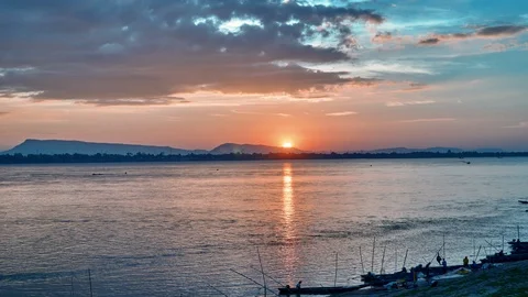 Sunset over Mekong river time lapse Video stock 100051902