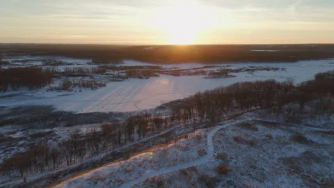 Sunset over Minnesota valley during winter, covered in snow during golden hour 6 Vidéo 331751256