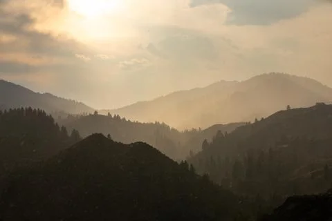 Sunset Over Misty Mountain Range with Soft Light Stock-Fotos
