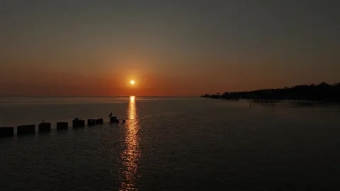 Sunset over Mobile Bay pan drone view 스톡 동영상 332629562