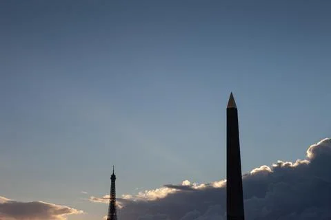 Sunset over the monuments of Paris Foto stock