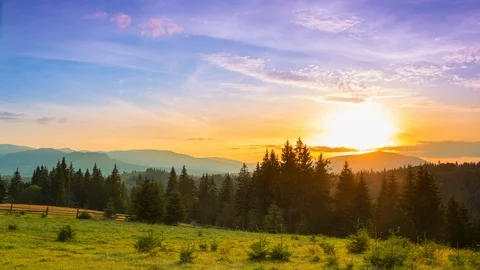 Sunset over the Mountain Glade. Time Lapse Vidéo 106464270