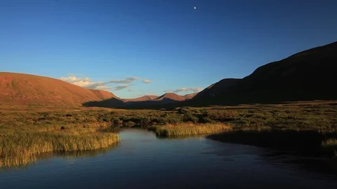 Sunset over mountain lake in summer Vidéo 72297496