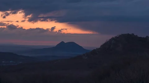 Sunset over a mountain peak Vidéo 151423884
