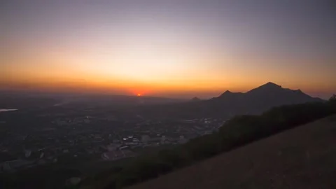 Sunset over a mountain peak Vidéo 151425933