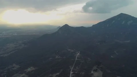 Sunset over a mountain peak. Vidéo 151869997