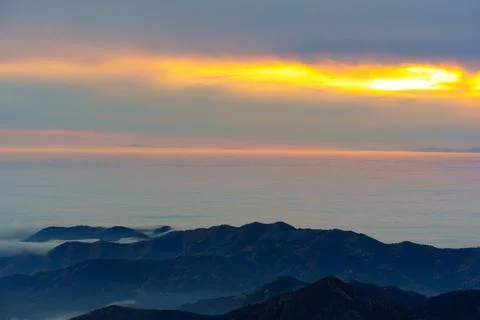 Sunset Over Mountain Range in Sequoia National Park California Stockfoto's