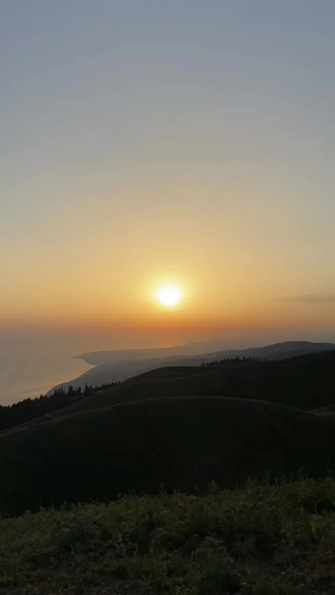Sunset Over Mountain Ridge with Glowing Sky Stockbeeldmateriaal 300200157