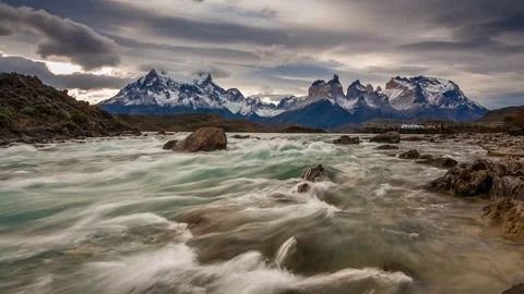 Sunset over the mountain river and mountain scenery. Parque Torres del Paine 库存影片 75633920