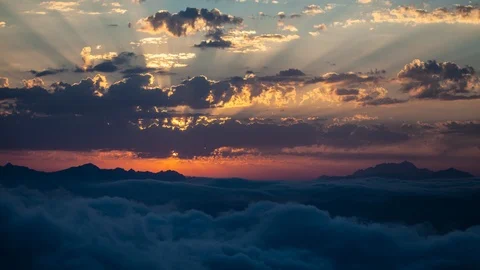 Sunset Over The Mountain Valley Full of clouds time lapse 库存影片 91643793