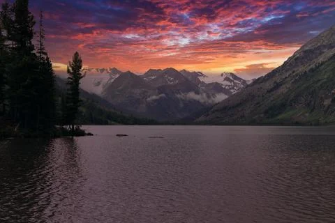 Sunset over Multinsky Lakes with alpine mountains and dramatic clouds, Altai Foto stock
