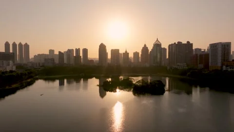 Sunset Over Nanning Skyline Reflecting on Lake, Guangxi Province, China Vidéo 336962757