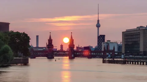 Sunset over Oberbaum Bridge in Berlin time lapse Vidéo 35265165