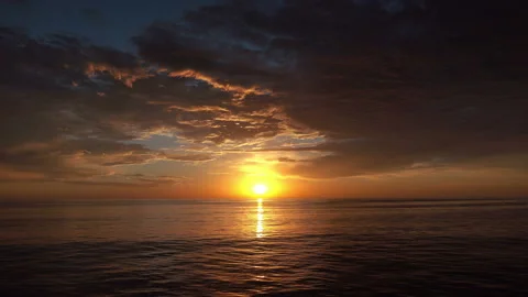 Sunset over the ocean 4K Vidéo 90927132