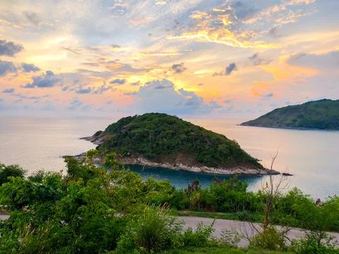 Sunset over a ocean bay Stock-Fotos