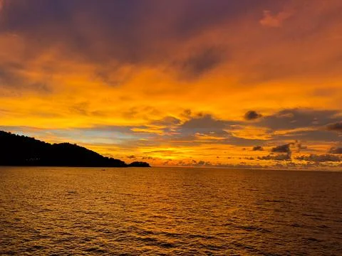 Sunset over a ocean bay Stock-Fotos