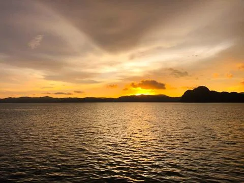 Sunset over a ocean bay Stock-Fotos