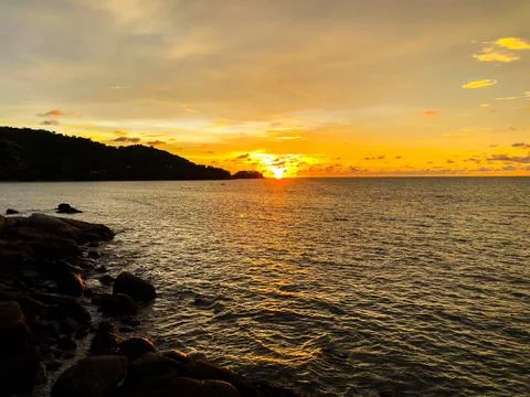 Sunset over a ocean bay Stock-Fotos