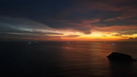 Sunset over ocean with distant boats and coastal landscape in twilight Stock-Footage 337419048
