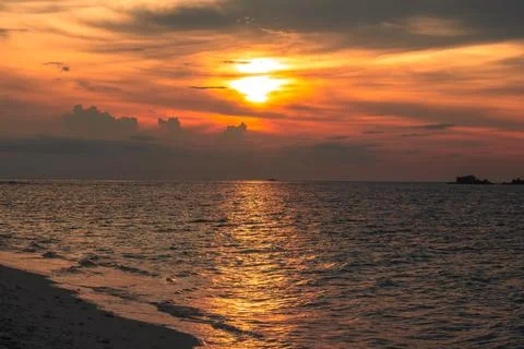 Sunset Over the Ocean with Dramatic Clouds Foto stock