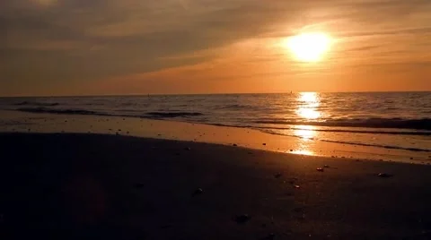 Sunset over ocean Vídeos de archivo 45478912