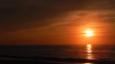 Sunset over ocean Vídeos de archivo 45519630