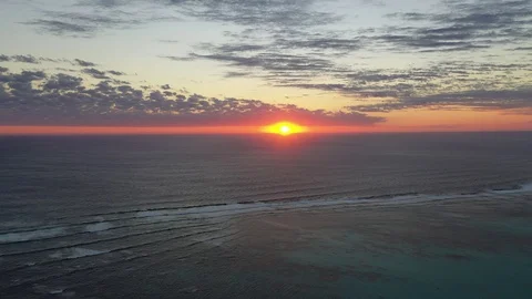 Sunset over ocean Stockbeeldmateriaal 115704304