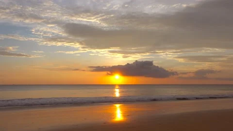 Sunset over the ocean	 Vidéo 172386163