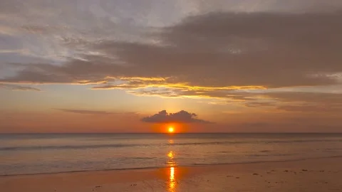 Sunset over the ocean	 Vídeos de archivo 172386266