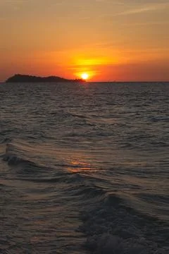 Sunset Over the Ocean Horizon Фото