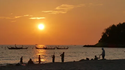 Sunset over ocean, long tail fishing boat mooring in sea,wave water hit shore Vídeo Stock 128314604